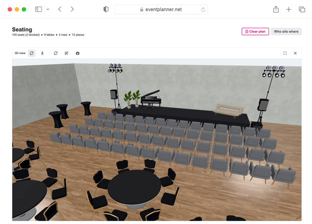 La vue 3D d'un plan de salle dans le logiciel événementiel eventplanner.net : des rangées de chaises et des tables rondes devant une scène avec un piano à queue.