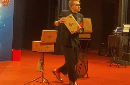 Gekke Jorre, al jaren het voorprogramma van Sinterklaas.  - Foto 1