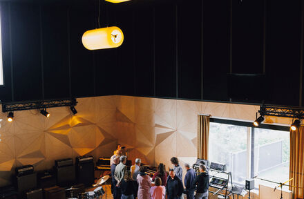 Get a behind-the-scenes tour of one of Europe's largest music studios - Foto 1