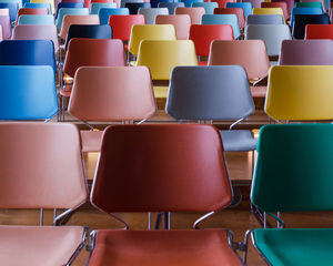 Niemand geeft complimenten over de stoelen. Iedereen herinnert zich een slechte stoel