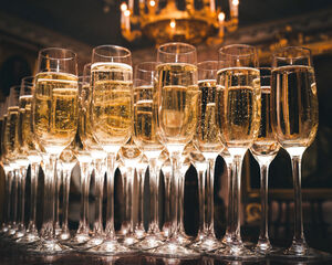 Bubbels op een feest: van ontvangst tot toast