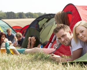 Huur een kant-en-klaar kampeertentje naast de grote festivaltent