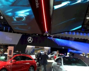 Mercedes schittert op autosalon met spectaculaire schermen van Novid