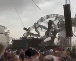 Horror: Truss-constructie stort in, DJ komt om