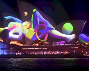 Video: Indrukwekkende lichtshow in Sydney