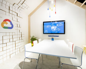 The Oval Office wint 'Best Stand Design Award' met Google stand