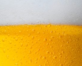 Fuivende studenten drinken zonder het te weten hele avond bier zonder alcohol