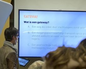 Studenten leren logistiek in interactieve workshop Studenten leren logistiek in interactieve workshop