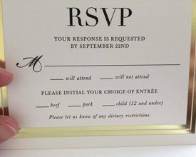 Fancy trouwuitnodiging zet per ongeluk 'kinderen' op het menu