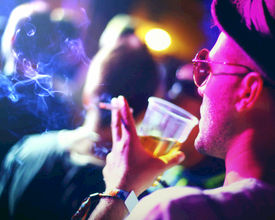 Rookverbod tijdens concerten handhaven blijft moeilijke strijd