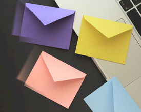 Hoe maak je aantrekkelijke save-the-date e-mails?
