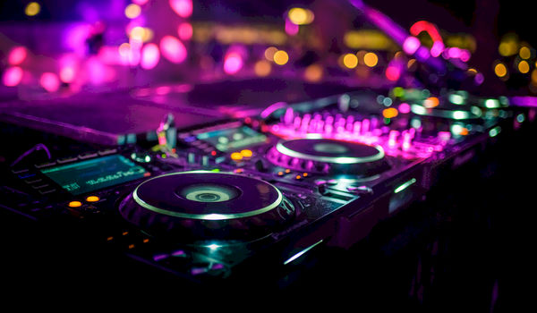 Topless dj veroorzaakt rel Topless dj veroorzaakt rel