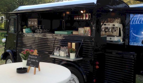 La cantine du roi serveert vanuit Citroën HY La cantine du roi serveert vanuit Citroën HY