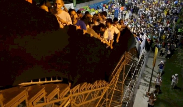Tribune WK slingert gevaarlijk onder gewicht supporters Tribune WK slingert gevaarlijk onder gewicht supporters