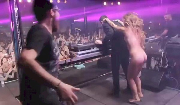 Naakte vrouw bespringt DJ Naakte vrouw bespringt DJ