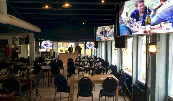 Huur eens een witte design TV voor je event Huur eens een witte design TV voor je event