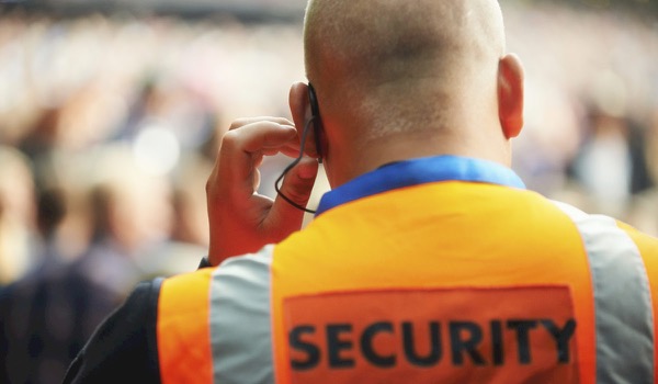 Iedereen door metaaldetectoren op grote festivals Iedereen door metaaldetectoren op grote festivals