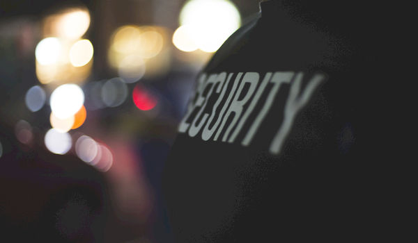 Twee Nederlanders sluipen vermomd als security binnen op Tomorrowland Twee Nederlanders sluipen vermomd als security binnen op Tomorrowland