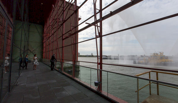Eventlocatie onthult 250 m2 glazen wand: zicht op haven Rotterdam Eventlocatie onthult 250 m2 glazen wand: zicht op haven Rotterdam