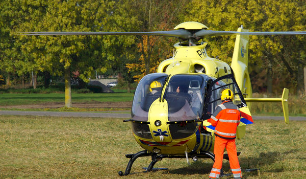 Lijn knapt bij dropzone op evenement: man valt 8 meter naar beneden Lijn knapt bij dropzone op evenement: man valt 8 meter naar beneden