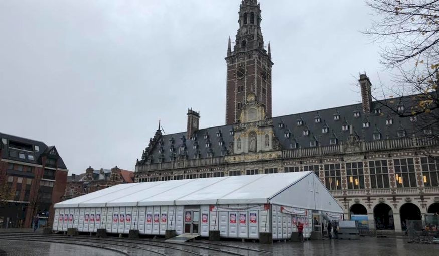 Studenten geven massaal bloed in tent Studenten geven massaal bloed in tent