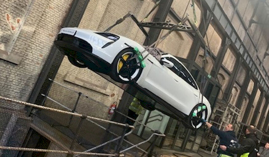 Nieuwe Porsche Taycan krijgt luchtdoop Nieuwe Porsche Taycan krijgt luchtdoop